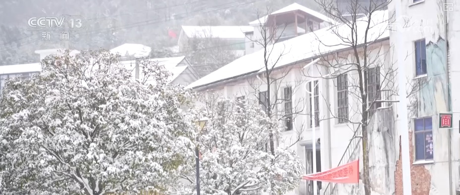 多地新年迎降雪 各部门协同除冰铲雪保畅通护航百姓游玩安全