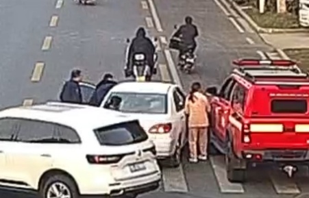 女子当街“别车”还猛拍车头？真相令人破防
