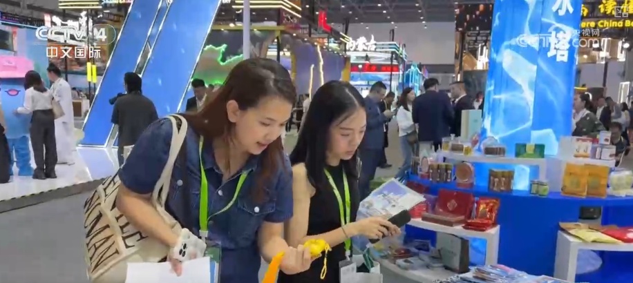 2026消费生活观察·不赶景点“停下来” 外国游客在华旅游消费“体验感”满满