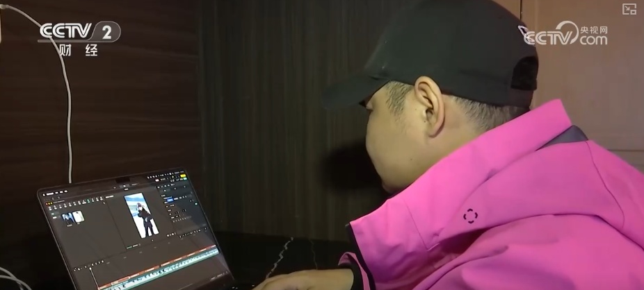 “摄影师加鸡腿”！走近“大神”看滑雪摄影师火爆出圈背后