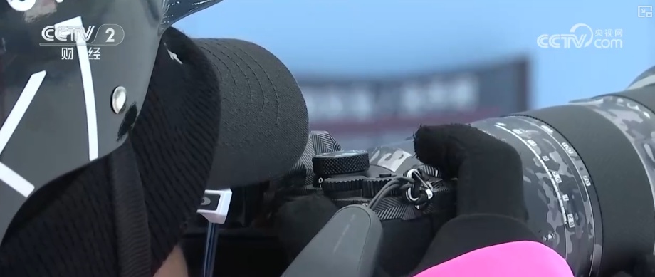 “摄影师加鸡腿”！走近“大神”看滑雪摄影师火爆出圈背后