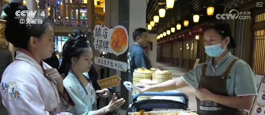 2026消费生活观察·不赶景点“停下来” 外国游客在华旅游消费“体验感”满满