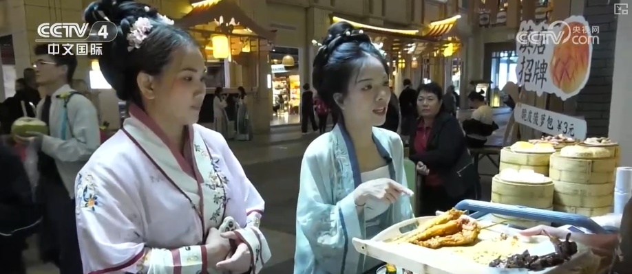 2026消费生活观察·不赶景点“停下来” 外国游客在华旅游消费“体验感”满满