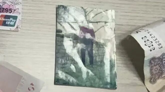 看到这张模糊的照片，店老板立即报警