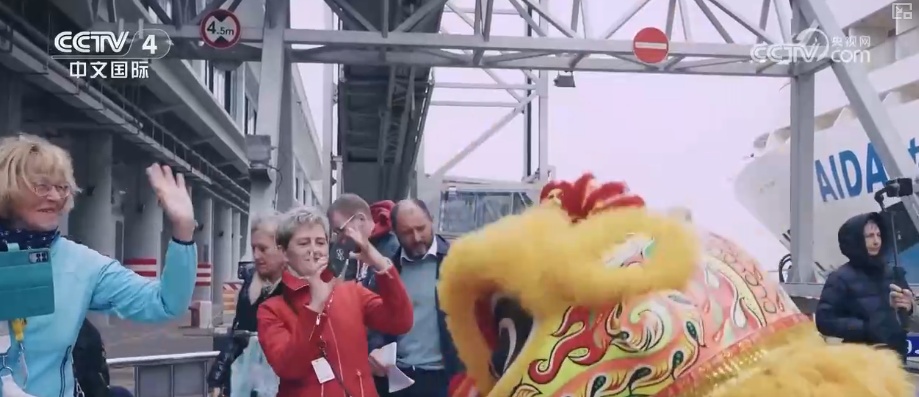 2026消费生活观察·不赶景点“停下来” 外国游客在华旅游消费“体验感”满满