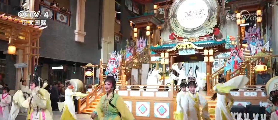 2026消费生活观察·不赶景点“停下来” 外国游客在华旅游消费“体验感”满满