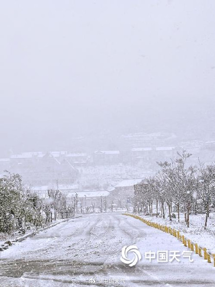 瑞雪迎新！湖南湘西州八面山大雪漫卷 天地披银装