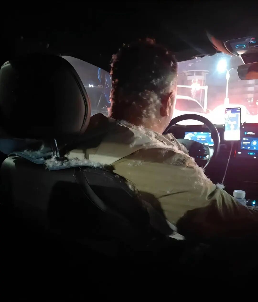 男子乘网约车时羽绒服突然“爆炸”，羽绒飞满车！网友：真“爆款”