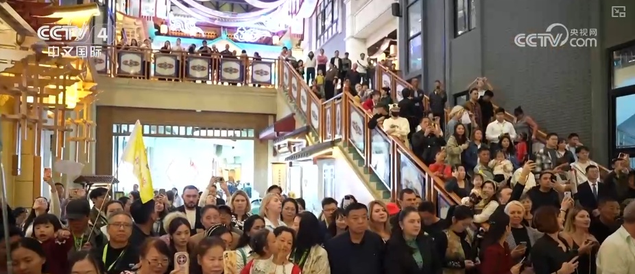 2026消费生活观察·不赶景点“停下来” 外国游客在华旅游消费“体验感”满满