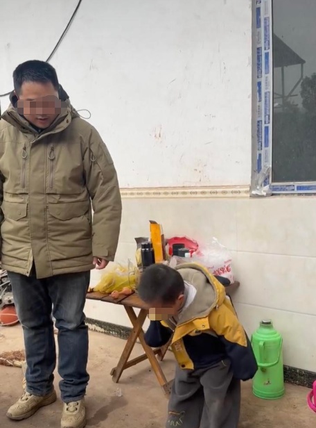 4岁男童吃席打翻盘子，父母让他当众这样做！网友吵翻