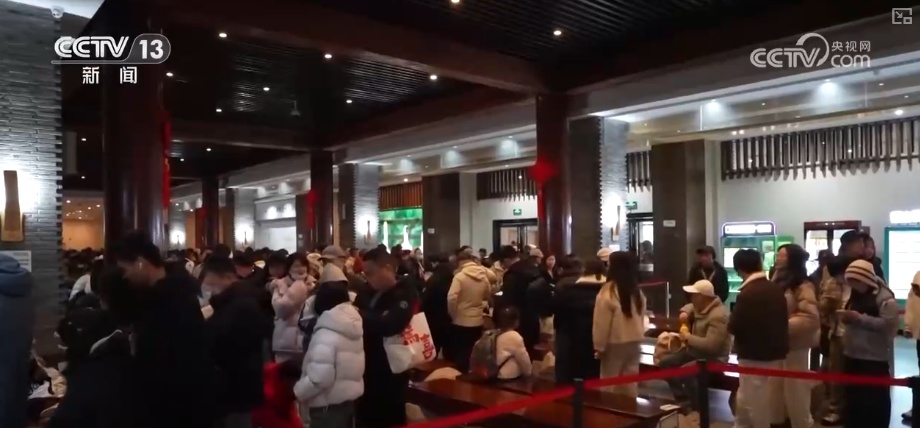 多地新年迎降雪 各部门协同除冰铲雪保畅通护航百姓游玩安全