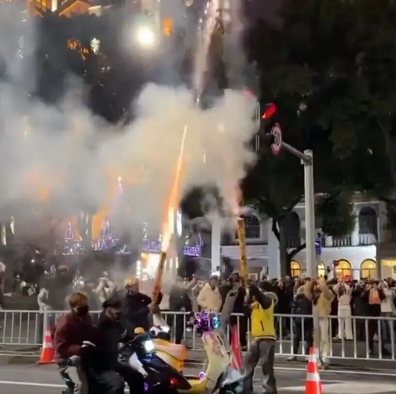 跨年夜对着满天气球喷射“加特林”，两名男子被行拘