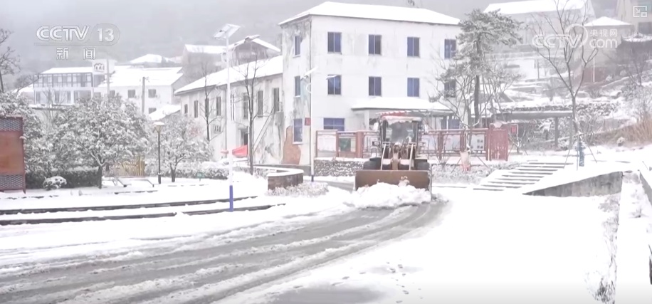 多地新年迎降雪 各部门协同除冰铲雪保畅通护航百姓游玩安全
