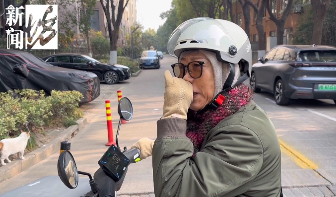 上海一小区男子行为引关注，所过之处气味刺鼻，久难消散！居民：会有毒害吗？