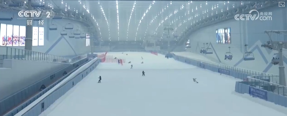 “摄影师加鸡腿”！走近“大神”看滑雪摄影师火爆出圈背后