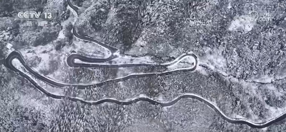 多地新年迎降雪 各部门协同除冰铲雪保畅通护航百姓游玩安全