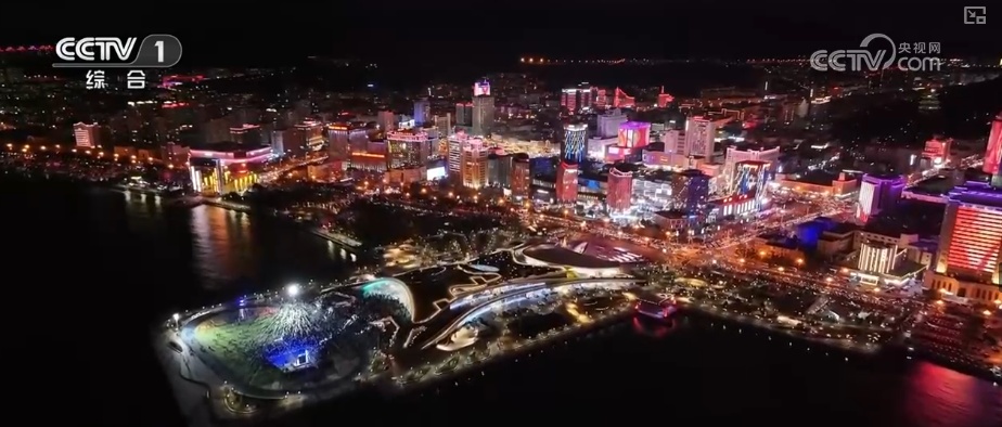 “沉浸式体验+多元场景”释放假日多彩活力 游客在文化与烟火气中欢度佳节