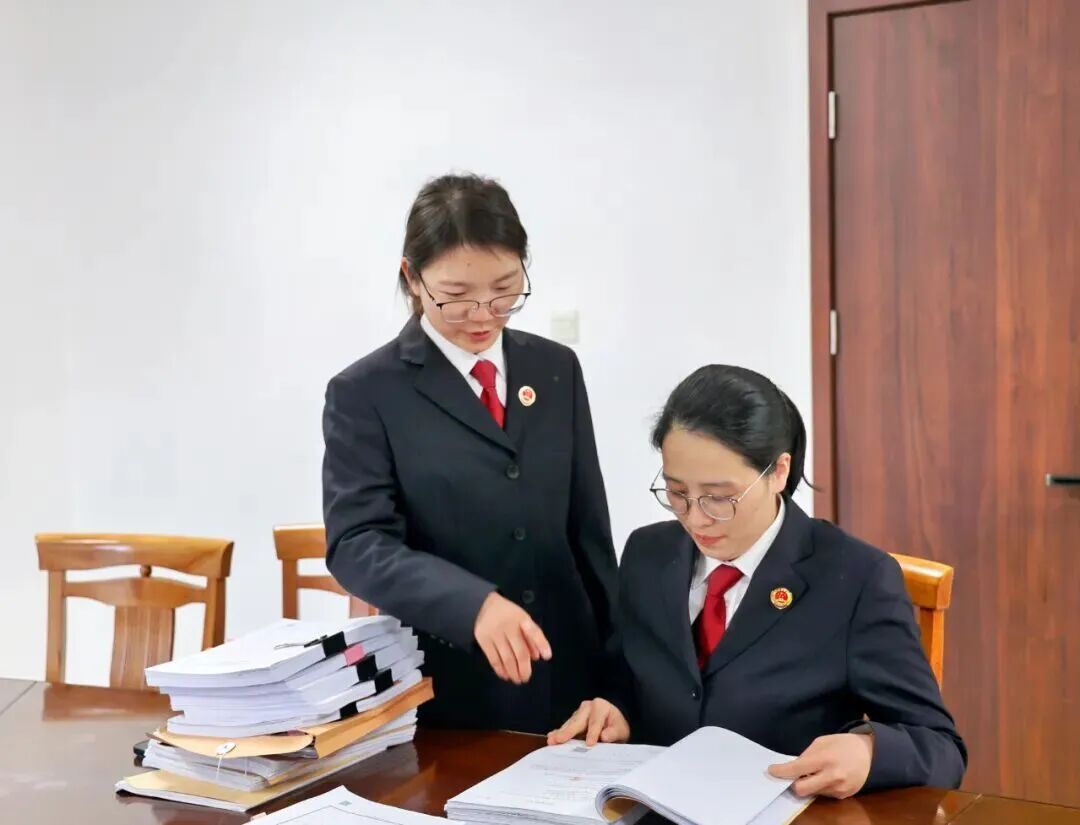 女子假冒富豪妻子骗贷1690余万元，涉六罪一审获刑17年