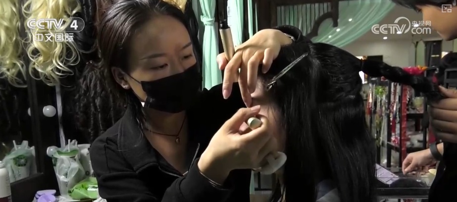 2026消费生活观察·不赶景点“停下来” 外国游客在华旅游消费“体验感”满满