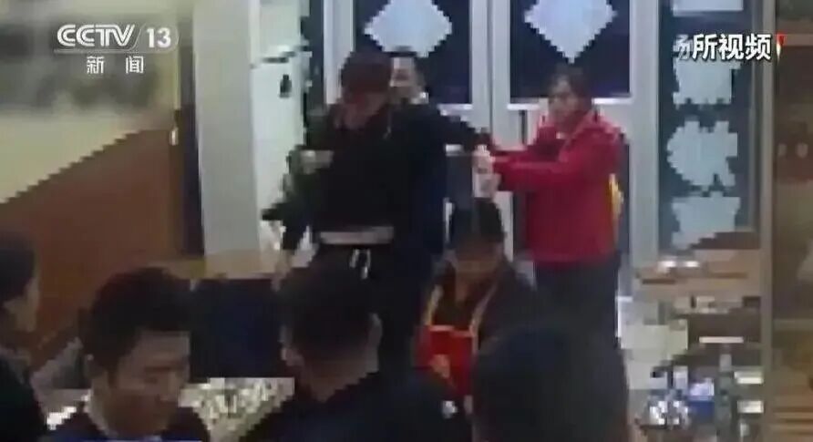 女子用菜刀将闯入家中打人的邻居砍伤！检方：正当防卫