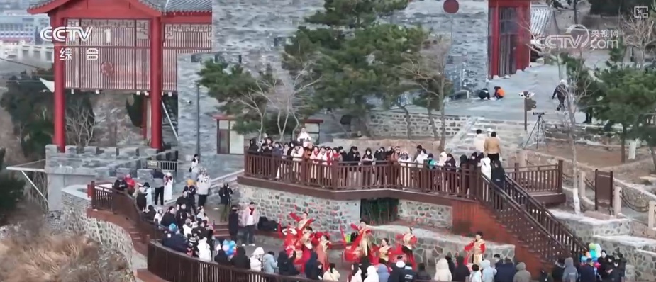 “沉浸式体验+多元场景”释放假日多彩活力 游客在文化与烟火气中欢度佳节