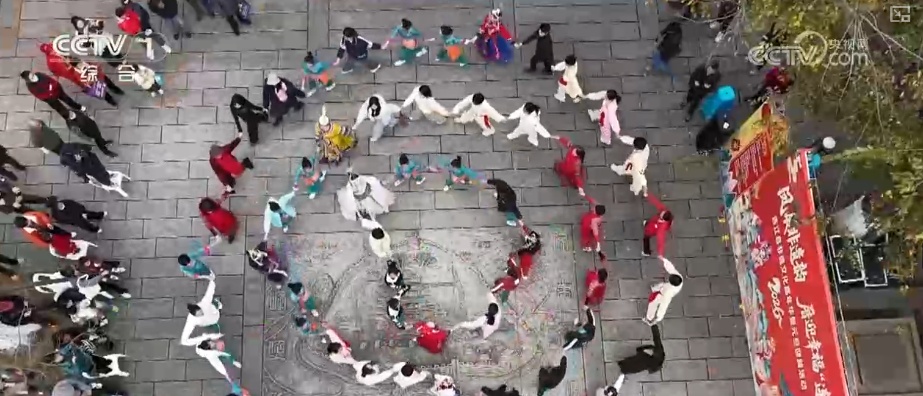 “沉浸式体验+多元场景”释放假日多彩活力 游客在文化与烟火气中欢度佳节