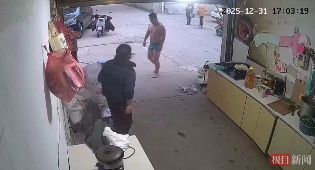 小伙寒冬跳进水塘，岸边母亲急得哭，他上岸后母亲却笑了：儿子救起一个落水小孩