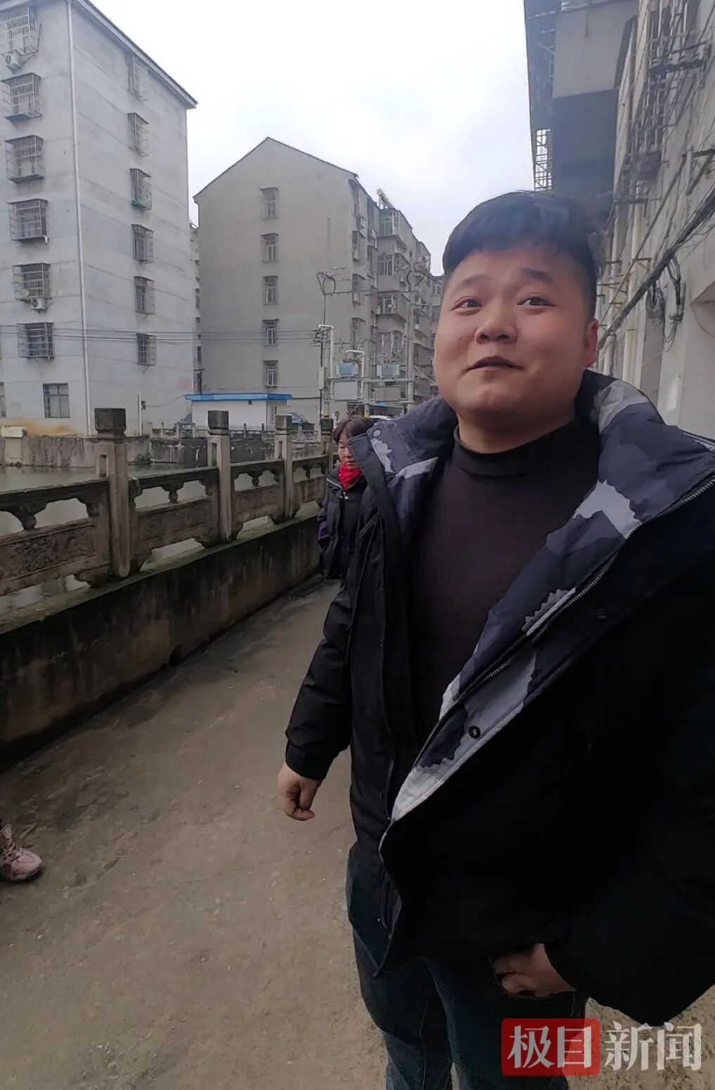 小伙寒冬跳进水塘，岸边母亲急得哭，他上岸后母亲却笑了：儿子救起一个落水小孩