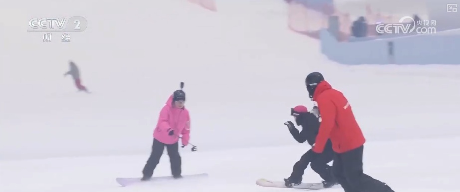 “摄影师加鸡腿”！走近“大神”看滑雪摄影师火爆出圈背后