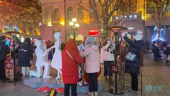 中央大街又新增一处温暖“打卡点”，游客大赞“暖手又暖心”