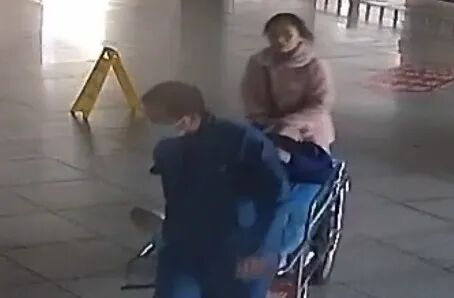 女子当街“别车”还猛拍车头？真相令人破防