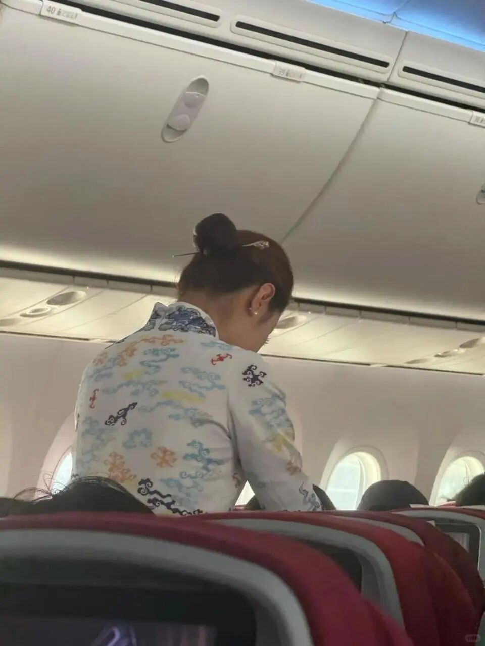 海航空姐统一戴长发簪引热议：在万米高空真的安全吗？航司客服：发簪并不尖锐