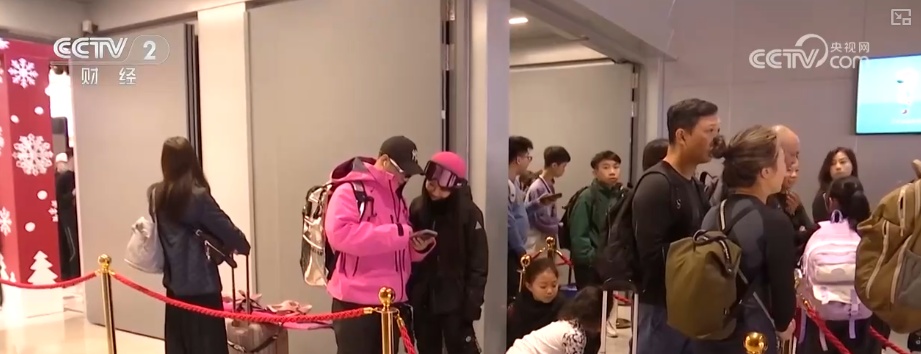 “摄影师加鸡腿”！走近“大神”看滑雪摄影师火爆出圈背后