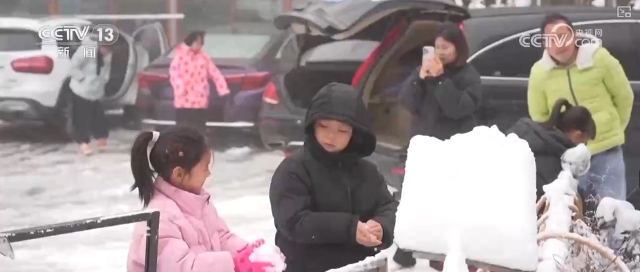 多地新年迎降雪 各部门协同除冰铲雪保畅通护航百姓游玩安全