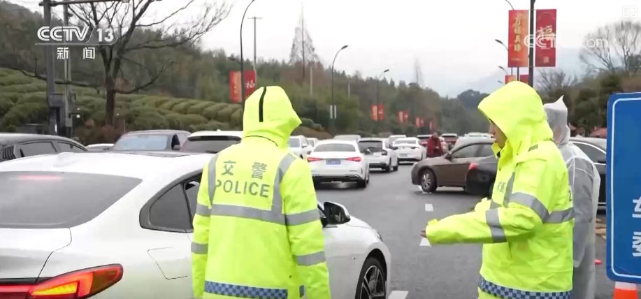 多地新年迎降雪 各部门协同除冰铲雪保畅通护航百姓游玩安全