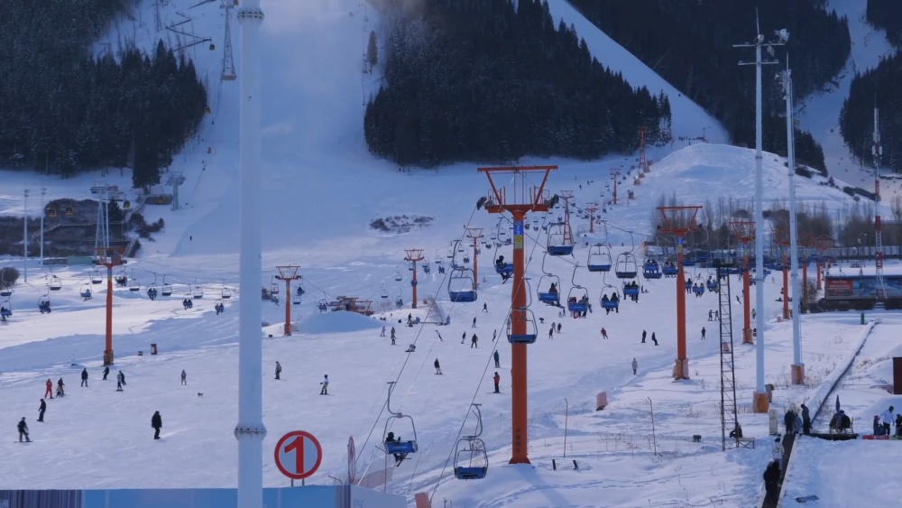 新疆冰雪经济奏响新年“热”旋律 新疆冰雪经济奏响新年“热”旋律