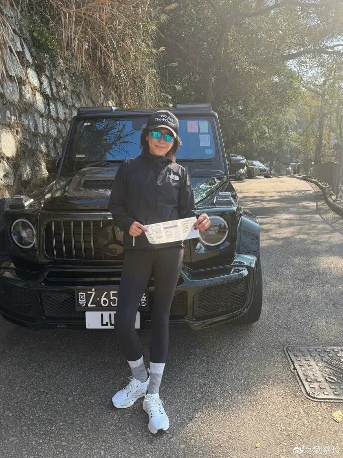 刘嘉玲晒“新年第一份礼物”，竟是罚单！？网友吵翻