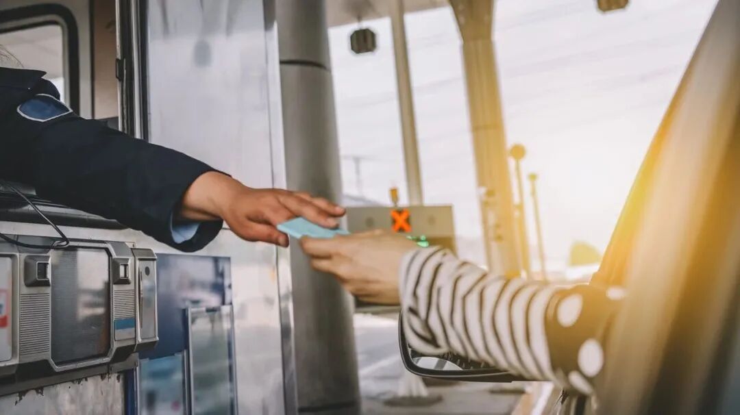 全年为陌生人垫付1377次过路费，超10万元！年底一查才发现......