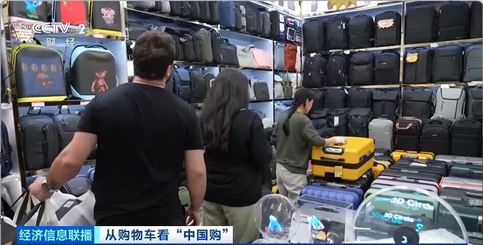 “中国电子第一街”火了!外国游客组团扫货,直呼“太划算了” “中国电子第一街”火了!外国游客组团扫货,直呼“太划算了”