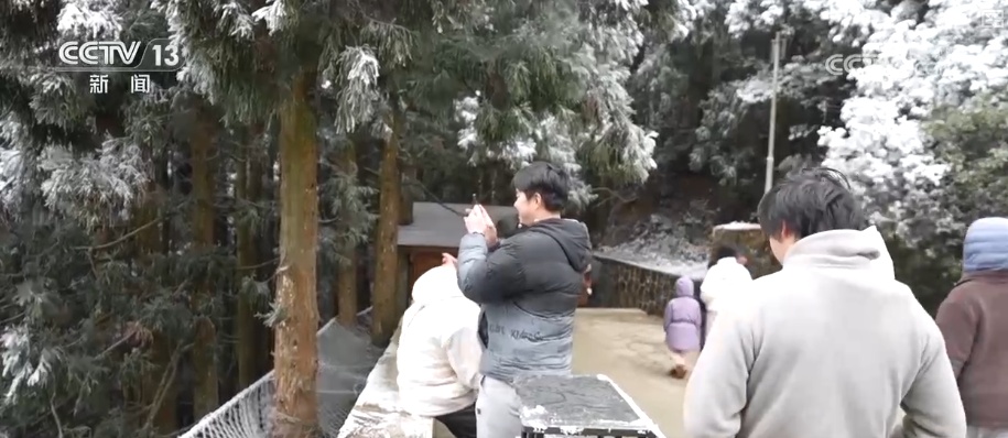 多部门协力以“雪”为令保出行、护生产 确保百姓假日生活平稳有序 多部门协力以“雪”为令保出行、护生产 确保百姓假日生活平稳有序