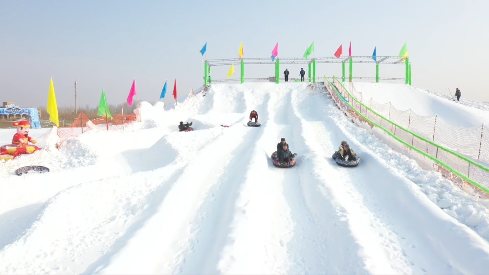 新疆冰雪经济奏响新年“热”旋律 新疆冰雪经济奏响新年“热”旋律