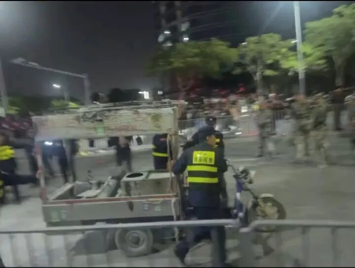 男子在跨年夜点燃商贩气球,已被刑事拘留 男子在跨年夜点燃商贩气球,已被刑事拘留