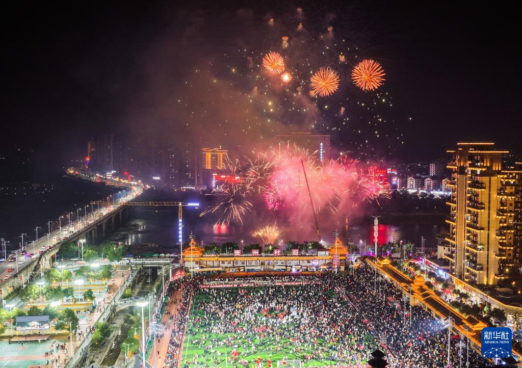 第四届贵州“村超”开幕 “村晚”热闹非凡 第四届贵州“村超”开幕 “村晚”热闹非凡