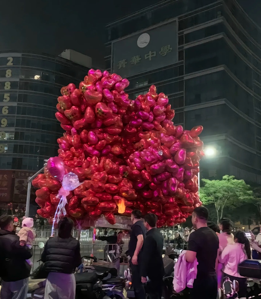 男子在跨年夜点燃商贩气球,已被刑事拘留 男子在跨年夜点燃商贩气球,已被刑事拘留