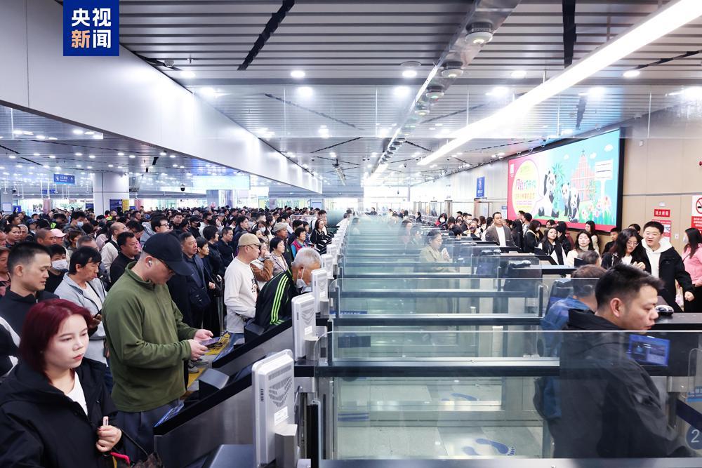 单日突破44万人次 元旦假期拱北口岸客流再创新高 单日突破44万人次 元旦假期拱北口岸客流再创新高