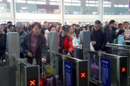 重庆火车站迎返程客流高峰 加开到涪陵、成都、贵阳等地列车 重庆火车站迎返程客流高峰 加开到涪陵、成都、贵阳等地列车