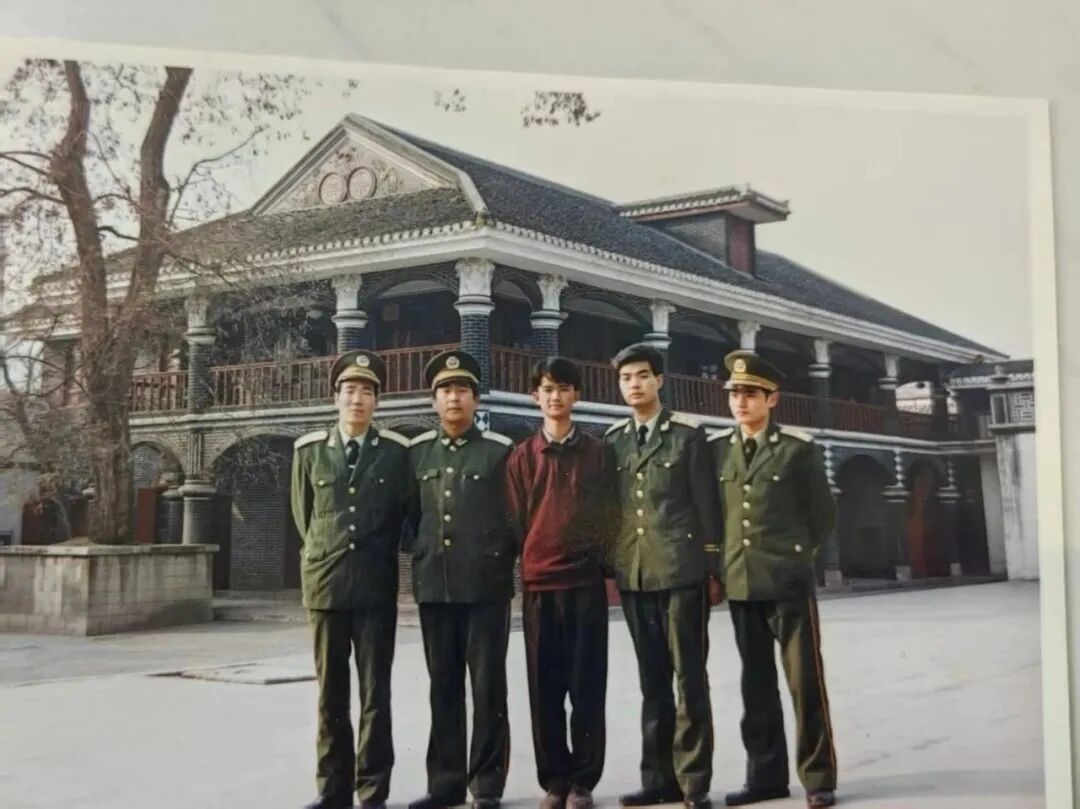 28年从警路最后一班岗:跨年夜,他在人潮中站成“平安坐标” 28年从警路最后一班岗:跨年夜,他在人潮中站成“平安坐标”