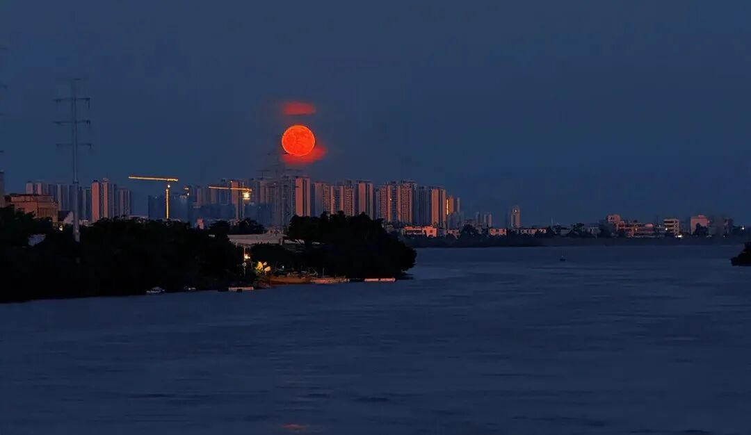 抬头,看今年首个“超级月亮”!等你来晒图→ 抬头,看今年首个“超级月亮”!等你来晒图→