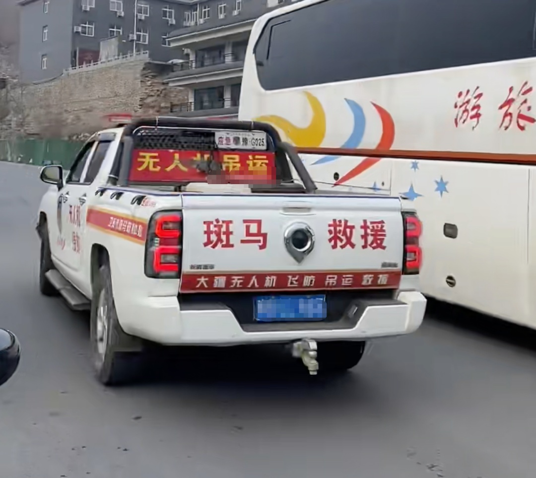 男子徒步坠崖身亡，领队被警方带走