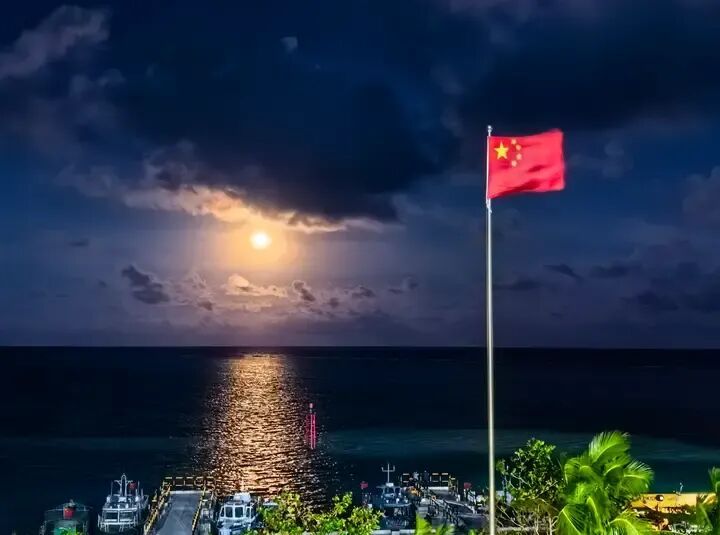 抬头,看今年首个“超级月亮”!等你来晒图→ 抬头,看今年首个“超级月亮”!等你来晒图→